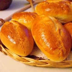 Пирожок с яйцом и луком