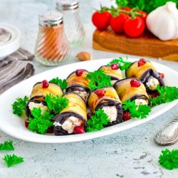 ruletiki-iz-baklajanov-s-orexami-i-syrom_1628838164_13_max